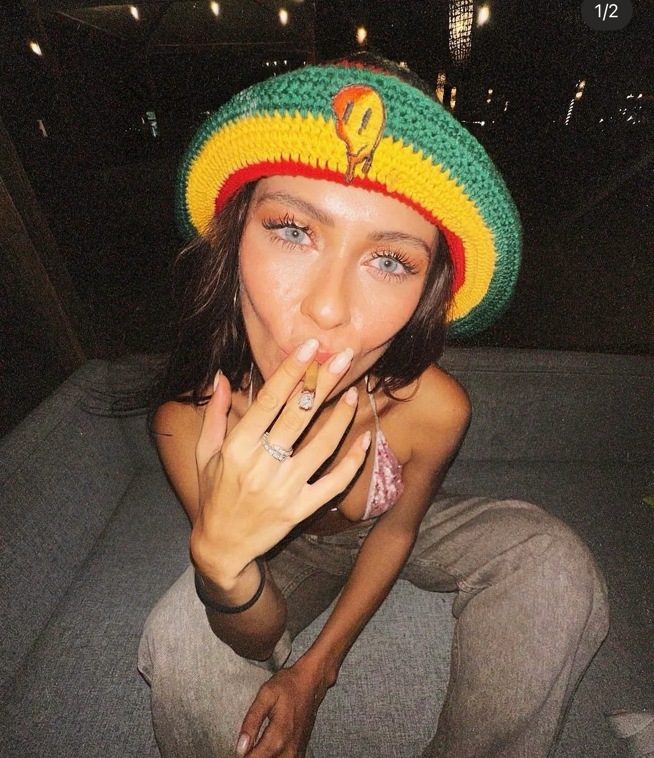 Modèle portant le bob rayé KAWAXX de nuit
