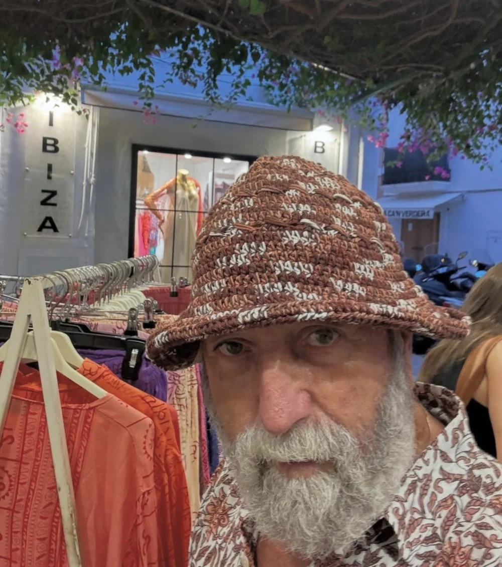 Bob brun et écru porté dans une boutique